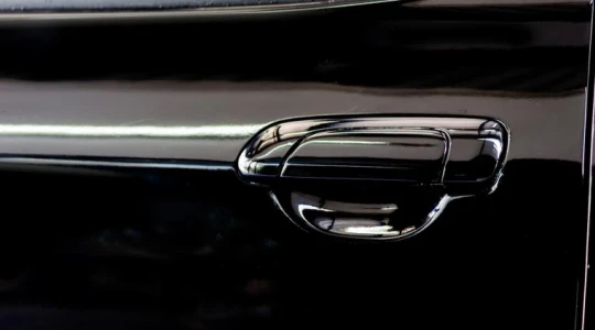 Koniec ery gładkich drzwi? Chiny oficjalnie zakazują chowanych klamek