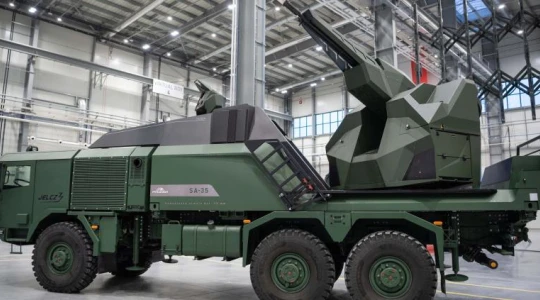 Drugie życie zakładów w Raciborzu. Jelcz rusza z montażem pojazdów dla polskiej armii