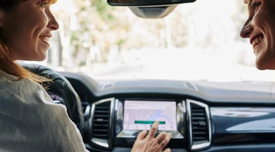 Google udostępnia Android Auto 17.0. Nie wszyscy kierowcy zobaczą zmiany od razu