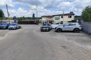 Auta z komisu samochodowego na parkingu
