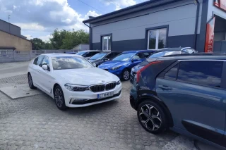 Białe BMW z komisu samochodowego PHU ASPOL 