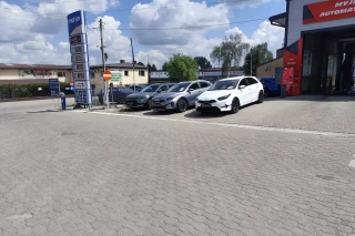 Samochody KIA z auto komisu przed myjnią samochodową