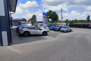 Samochody używane przed komisem samochodowym PHU ASPOL