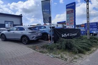 Szyld reklamowy komisu samochodowego PHU ASPOL w Tomaszowie Mazowieckim